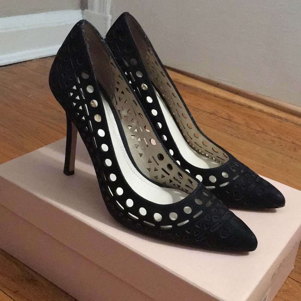 BCBGeneration Topaz size 7 black laser cut pumps